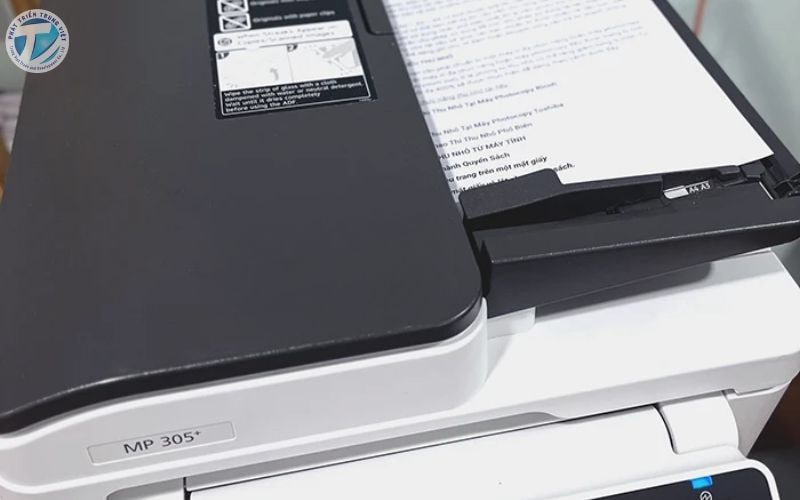 Đặt tài liệu vào khay nạp tự động
